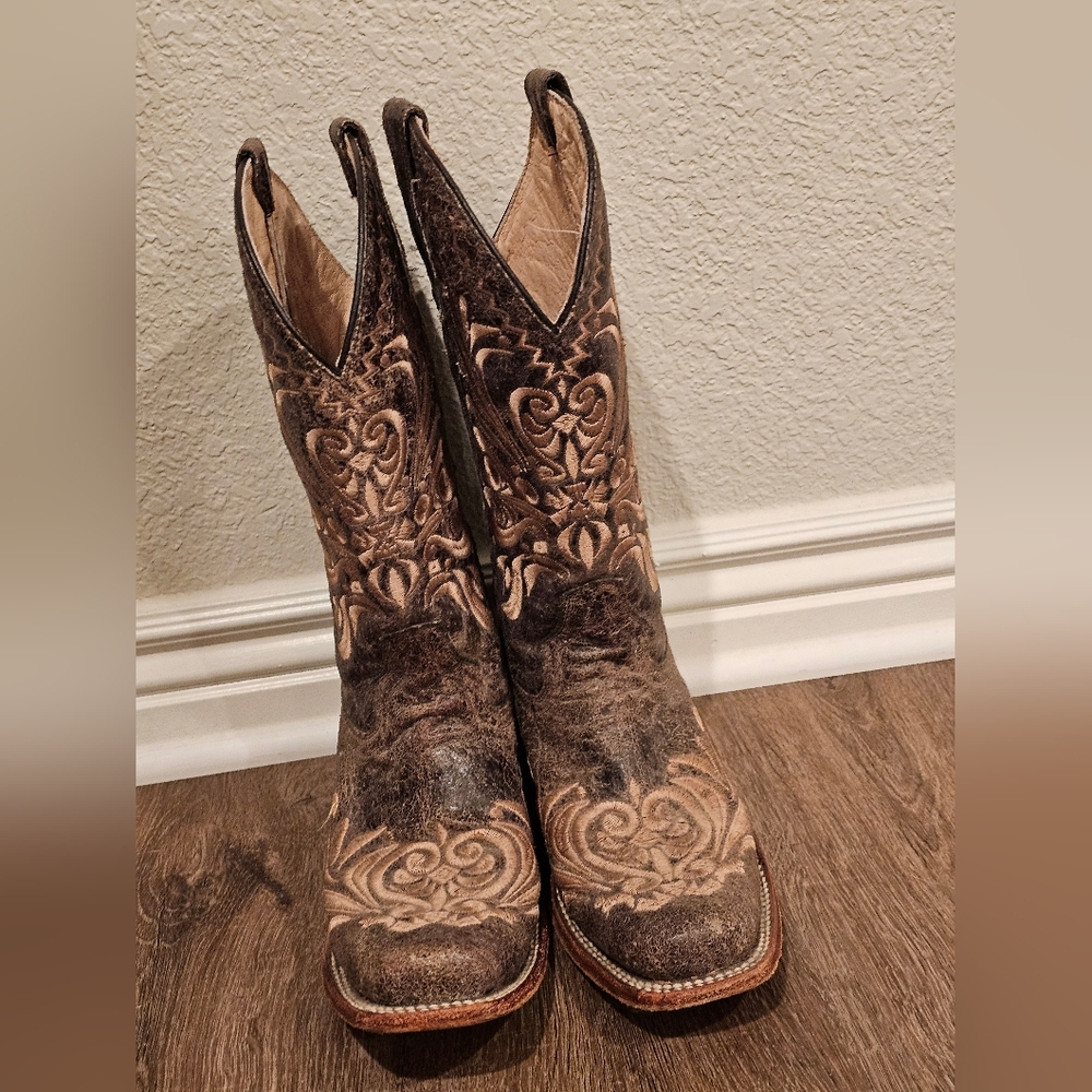 Embroidered women's boots